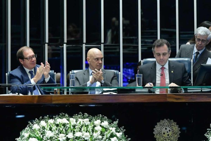  A entrega ocorreu no plenário da Casa e contou com a presença do ministro Alexandre de Moraes, do STF -  (crédito: Geraldo Magela/Agência Senado)