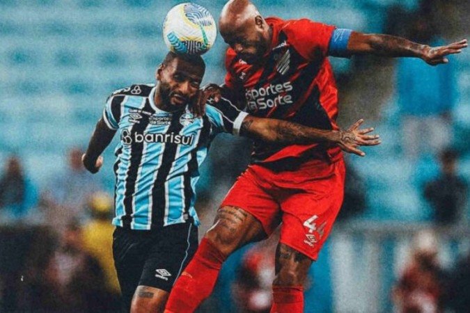 JP Galvão, do Grêmio, disputa a bola com Thiago Heleno, zagueiro do Athletico-PR -  (crédito: Foto: Divulgação/Athletico)
