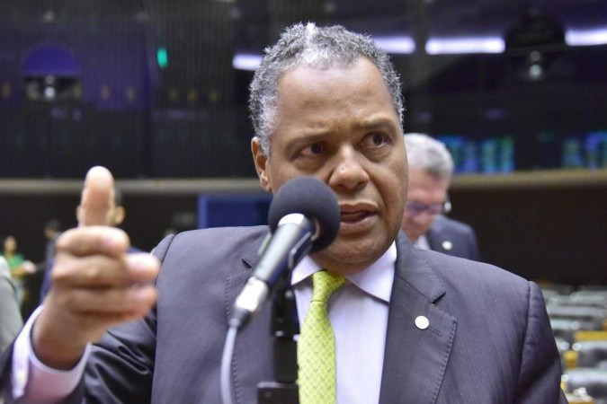 Antônio Brito mantém disputa apostando na afinidade com o Planalto