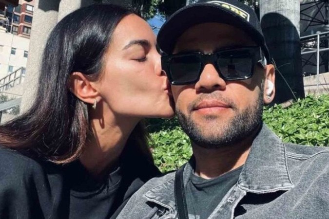 A modelo Joana Sanz, mulher de Daniel Alves, foi vista com o atleta nas ruas de Barcelona   -  (crédito: Foto: Reprodução/Instagram)