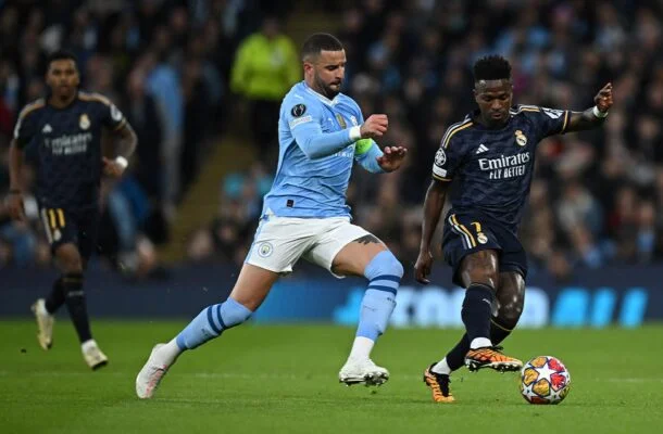 Vini Jr domina a bola diante da marcação de Walker, do City  -  (crédito: Foto: Paul Ellis/AFP via Getty Images)