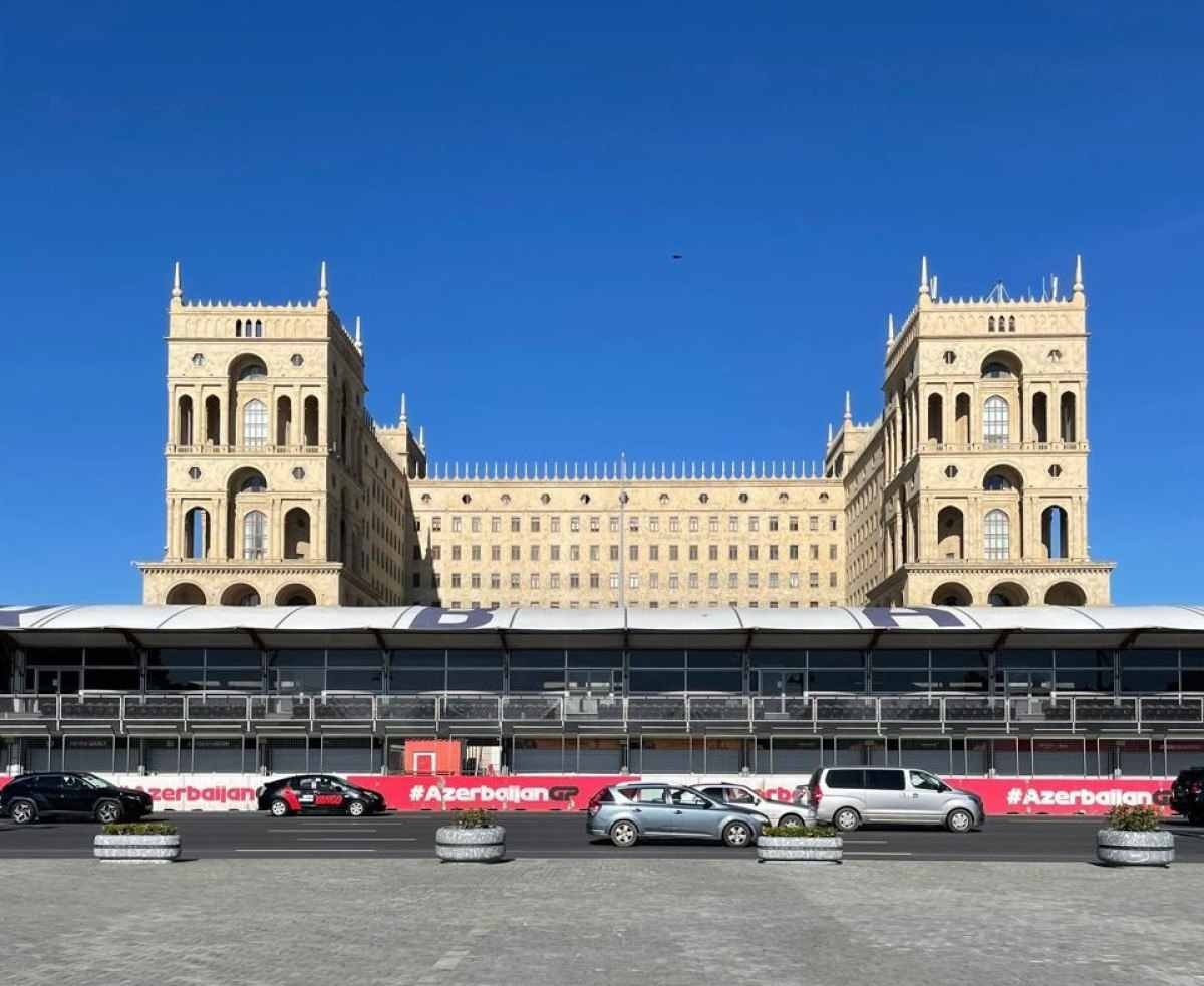Paddock permanente do circuito de rua do GP do Azerbaijão de F1 fica em uma das avenidas mais movimentadas de Baku