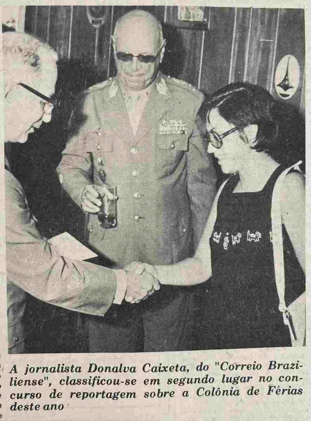 Militares premiam Donalva em concurso de reportagens, em 1973