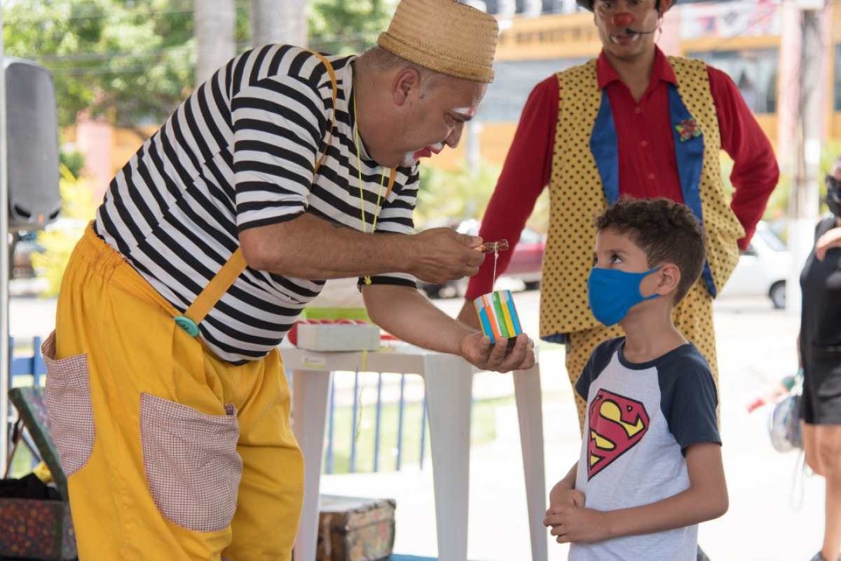 Projeto ‘Olha o palhaço, no meio da rua!’ leva arte circense para praças