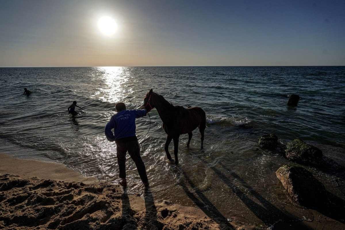 Palestinos vao a praia em Deir el-Balah       