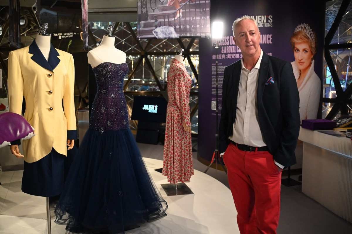 Trajes da princesa Diana são exibidos em Hong Kong