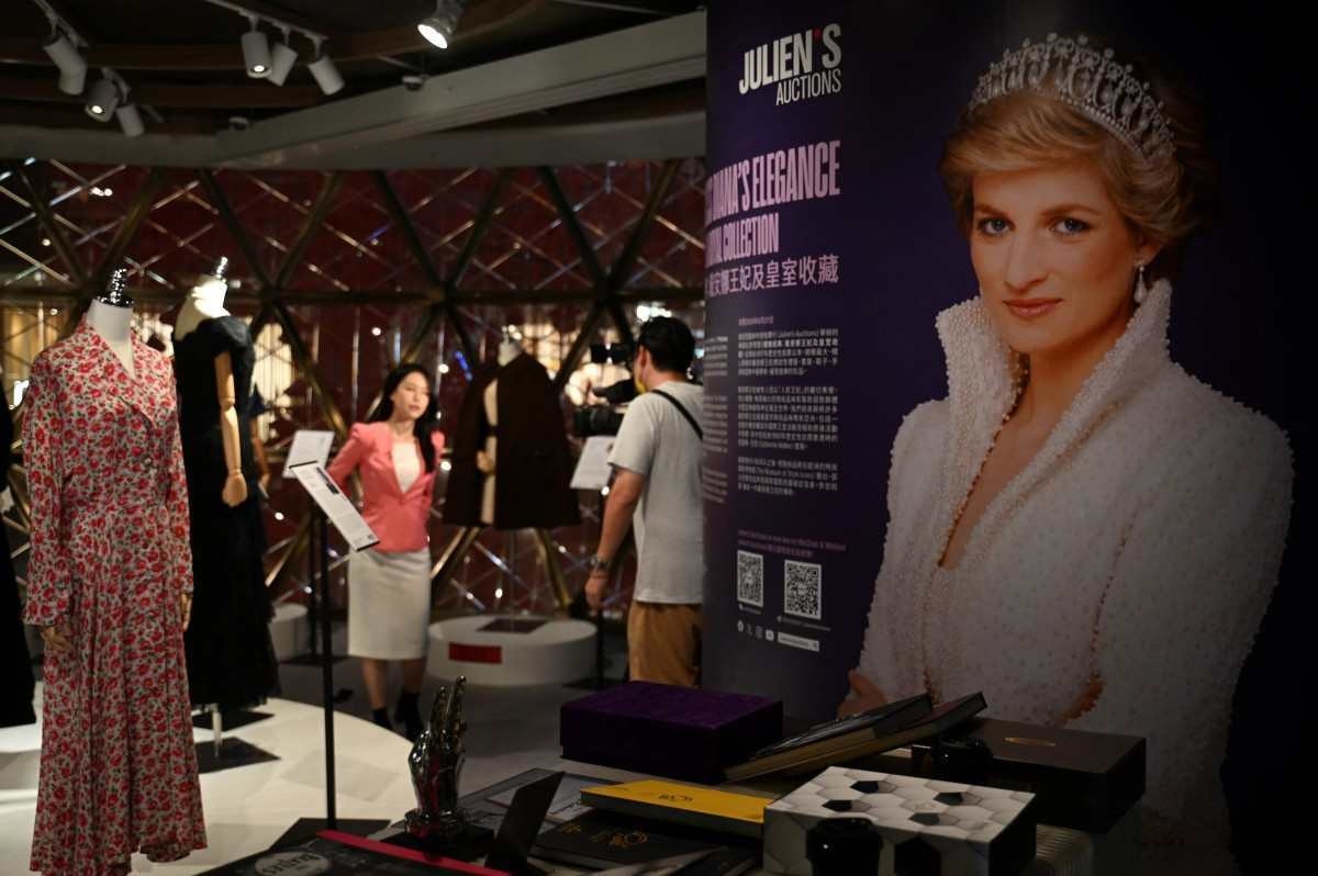 Trajes da princesa Diana são exibidos em Hong Kong antes de leilão