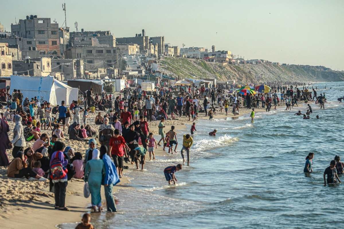 Palestinos vao a praia em Deir el-Balah       