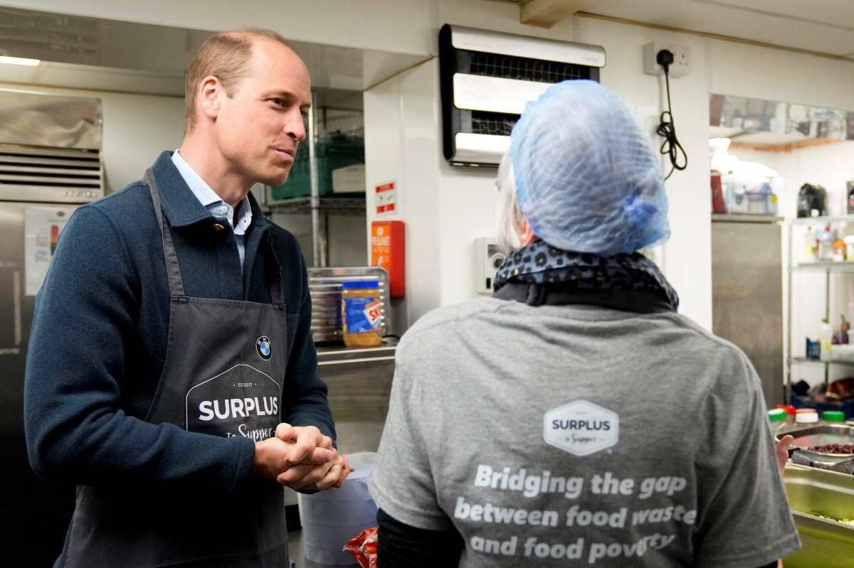  Britains Prince William, Prince of Wales speaks to a member of staff during a visit to Surplus to Supper, a surplus food redistribution charity, in Sunbury-on-Thames, Surrey, England, on April 18, 2024. (Photo by Alastair Grant / POOL / AFP)       