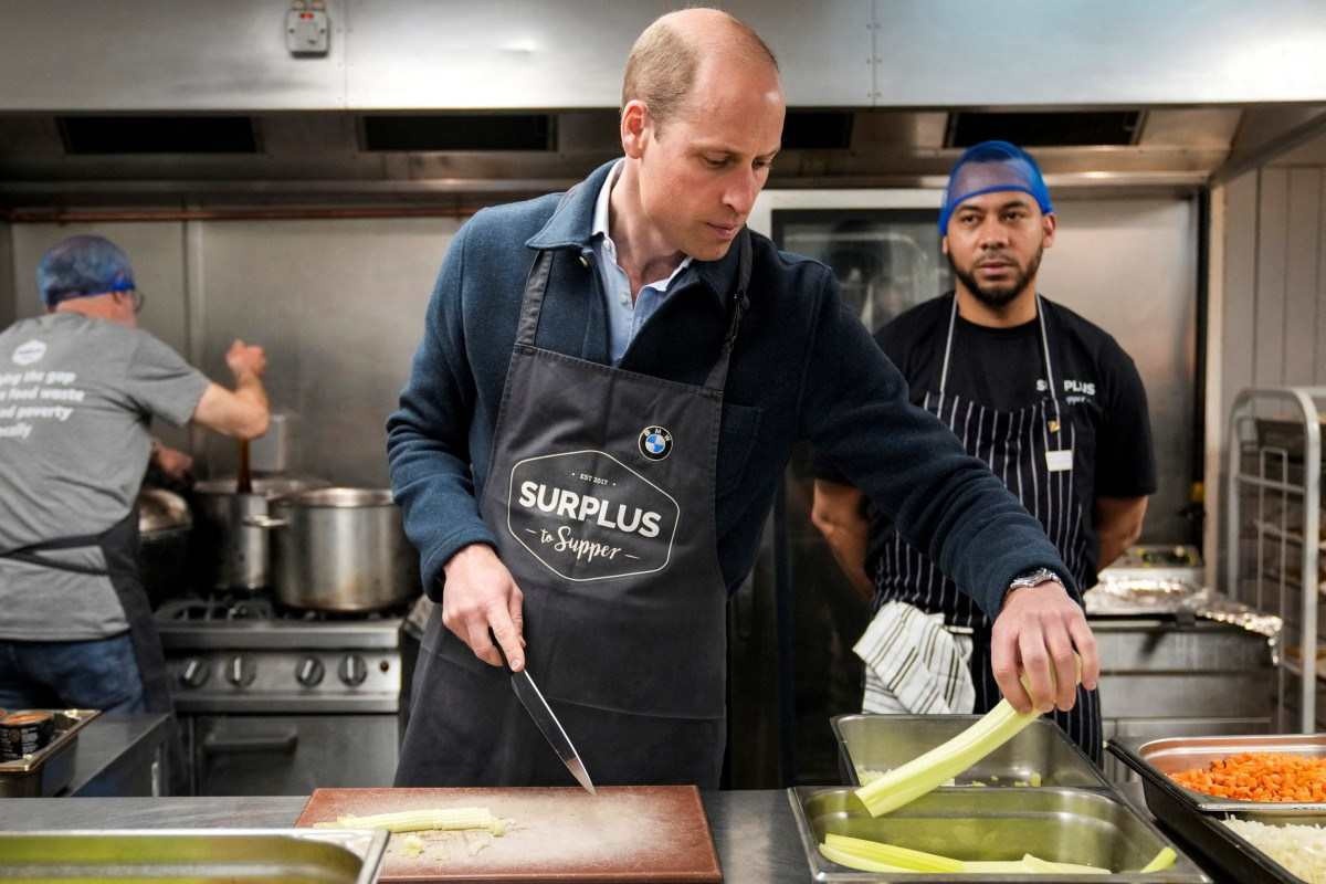  Britains Prince William, Prince of Wales cuts celery as he helps to make a bolognese sauce during a visit to Surplus to Supper, a surplus food redistribution charity, in Sunbury-on-Thames, Surrey, England, on April 18, 2024. (Photo by Alastair Grant / POOL / AFP)       