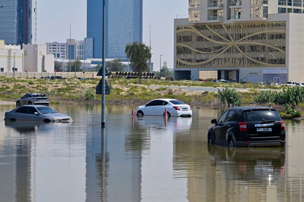 Cars are stranded on a flooded street in Dubai following heavy rains on April 18, 2024. Dubais giant highways were clogged by flooding and its major airport was in chaos as the Middle East financial centre remained gridlocked on April 18, a day after the heaviest rains on record. (Photo by Giuseppe CACACE / AFP)       