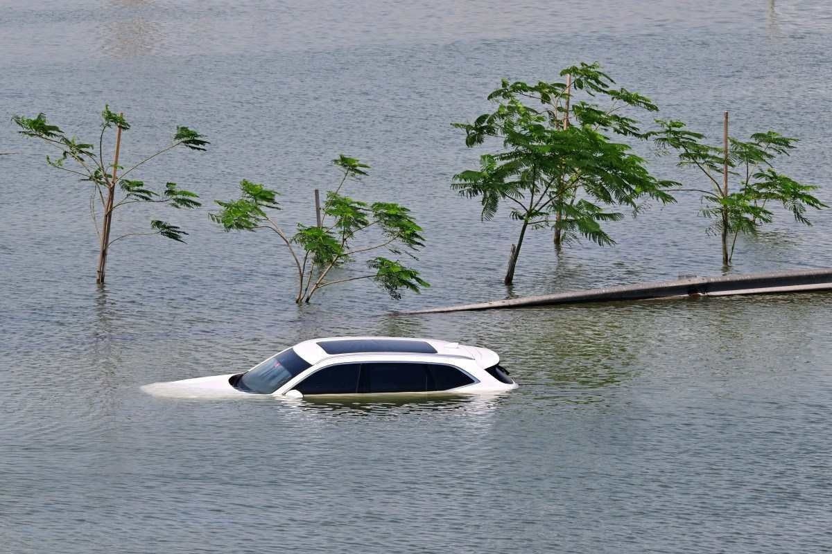  A car is stranded on a flooded street in Dubai following heavy rains on April 18, 2024. Dubais giant highways were clogged by flooding and its major airport was in chaos as the Middle East financial centre remained gridlocked on April 18, a day after the heaviest rains on record. (Photo by Giuseppe CACACE / AFP)       