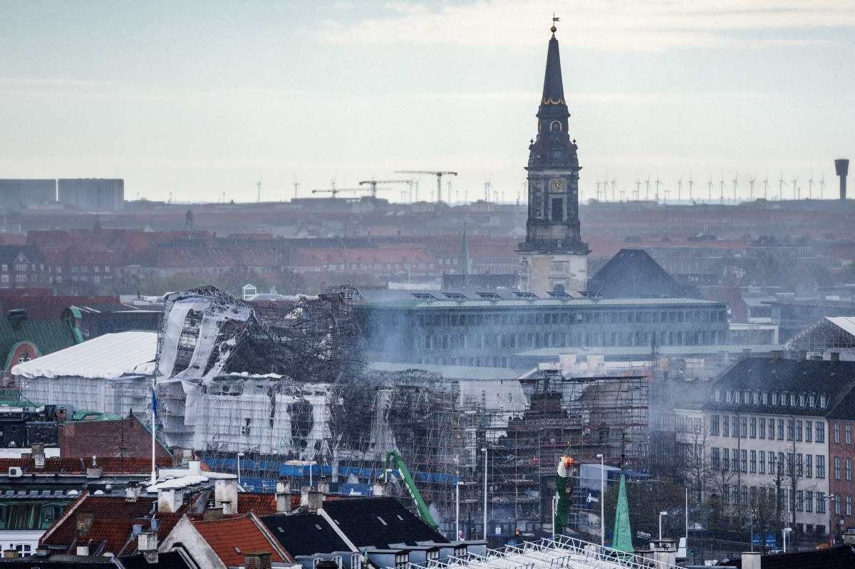 Fachada da antiga Bolsa de Valores de Copenhague desaba após incêndio