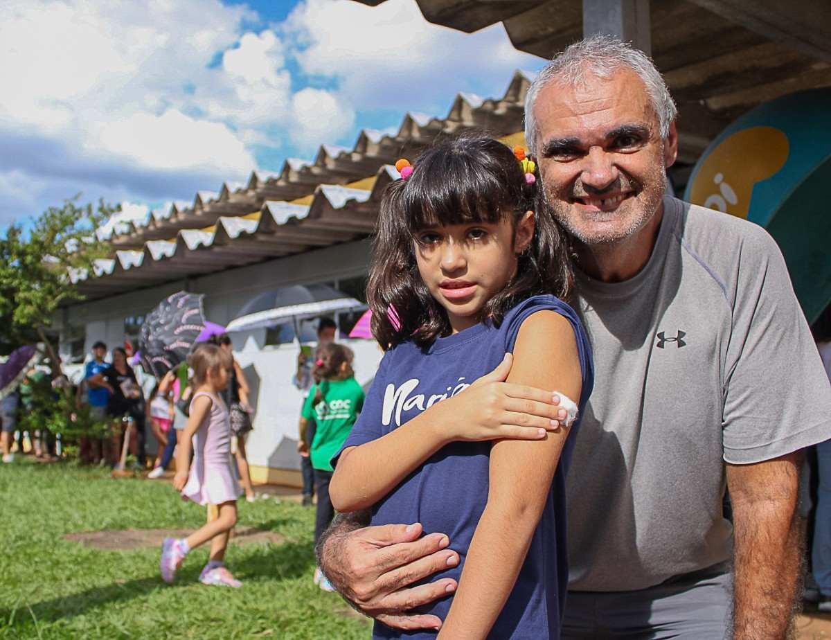 Paulo Normando esperou três horas com a filha Maria Paula, 7