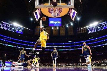 Lakers e Warriors se enfrentam nesta terça valendo vaga nos playoffs       -  (crédito: Getty Images via AFP)
