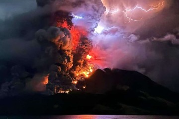A cratera do monte Ruang, localizado no norte da Indonésia, começou a expelir lava e cinzas na noite de terça-feira (16/4) -  (crédito: Handout / Center for Volcanology and Geological Hazard Mitigation / AFP)