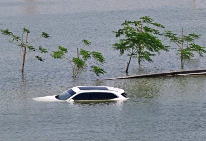  A car is stranded on a flooded street in Dubai following heavy rains on April 18, 2024. Dubai's giant highways were clogged by flooding and its major airport was in chaos as the Middle East financial centre remained gridlocked on April 18, a day after the heaviest rains on record. (Photo by Giuseppe CACACE / AFP)
       -  (crédito: GIUSEPPE CACACE / AFP)