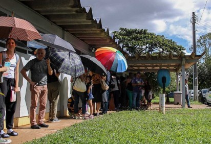 Uma grande fila se formou na UBS da 612 Sul, onde estão as doses de vacina contra a dengue -  (crédito: Fotos: Kayo Magalhães/CB/D.A Press)
