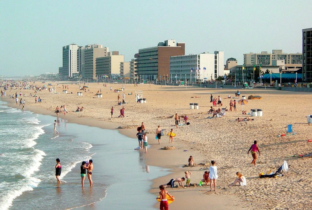 As praias são os principais destinos nos dias de calor e durante o verão. Com seu clima tropical, o Brasil conta com algumas das paisagens naturais mais lindas do mundo.  -  (crédito: SchuminWeb wikimedia commons)