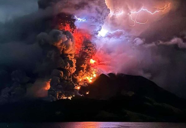 A cratera do monte Ruang, localizado no norte da Indonésia, começou a expelir lava e cinzas na noite de terça-feira (16/4) -  (crédito: Handout / Center for Volcanology and Geological Hazard Mitigation / AFP)