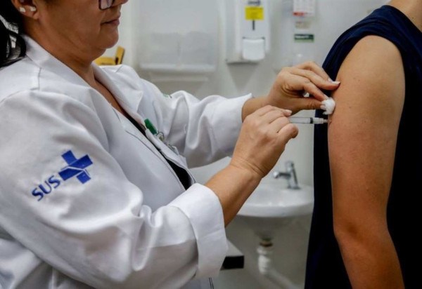 A campanha de imunização contra a gripe começou mais cedo este ano, em março -  (crédito: Paulo Pinto/Agência Brasil)