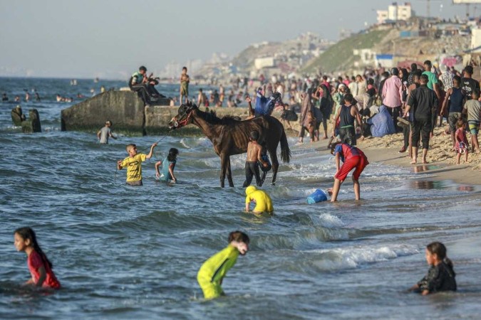 Palestinos vao a praia em Deir el-Balah -  (crédito:  AFP)