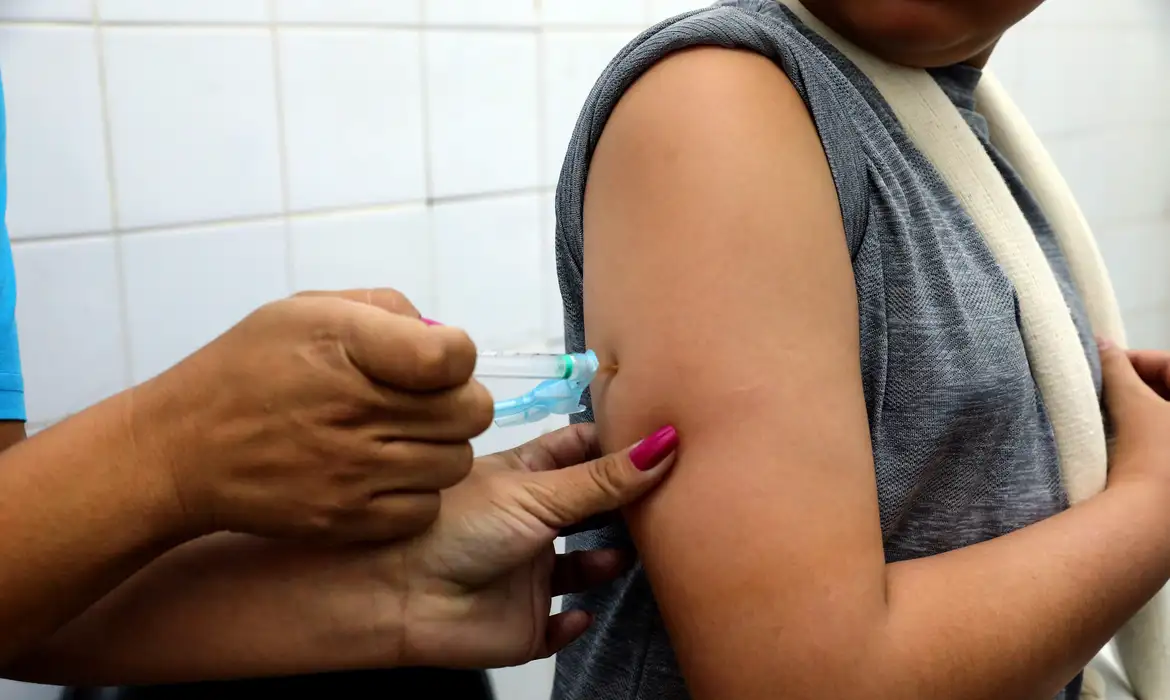 Com doses próximas do vencimento, Saúde amplia vacinação contra dengue -  (crédito: EBC)