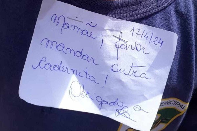 No bilhete estava escrito a frase No bilhete estava escrito a frase
