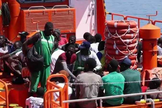 Segundo a Organização Internacional para Migrantes (OIM), 100 pessoas embarcaram no Senegal em 10 de julho, com destino à Espanha. Acredita-se que pelo menos 63 refugiados tenham morrido. -  (crédito: reprodução tv globo)