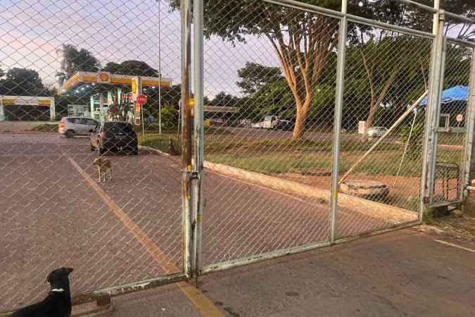 Portões do Detran amanhecem trancados e com seguranças particulares impedindo a entrada de funcionários -  (crédito: Detran/Divulgação)
