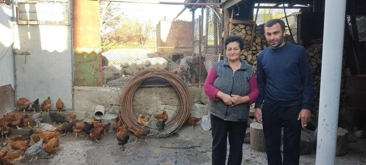  2024.  Mundo. Kornidzor.Aram Hovsepyan e a mãe, Susana, com as galinhas que a família cria, em Kornidzor 