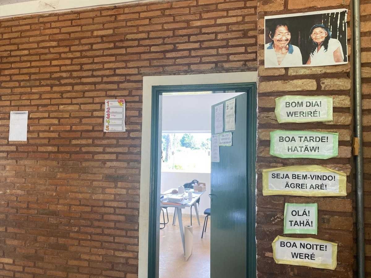 Na escola, cartazes têm palavras em português e na língua Ofaié 