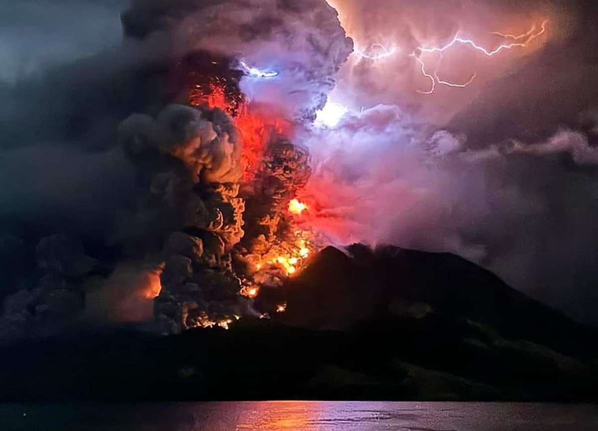 Erupção de vulcão na Indonésia gera alerta de tsunami