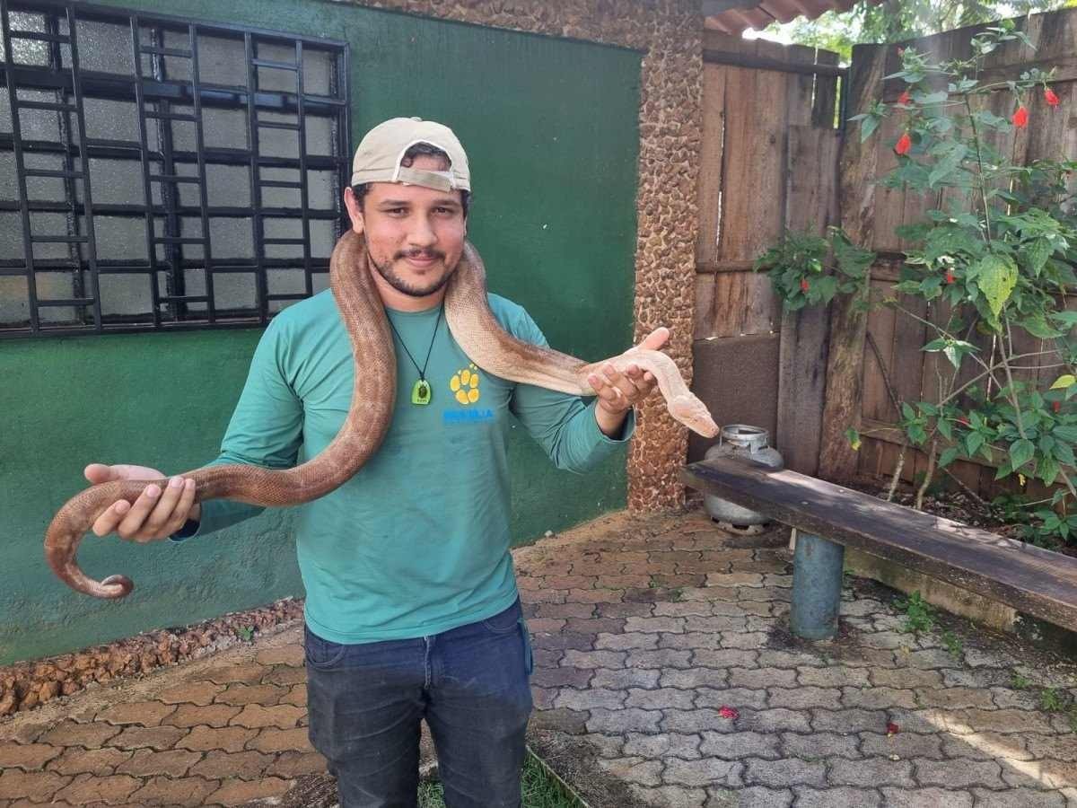 Renan Cassimiro e Wilma, serpente dócil utilizada em projetos de educação ambiental