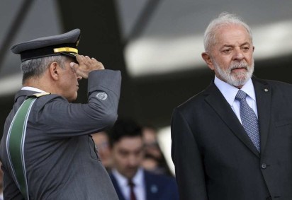 General bate continência para Lula em respeito à hierarquia. Presidente tem trabalhado para o distensionamento com os militares depois do 8 de janeiro   -  (crédito: Marcelo Camargo/Agência Brasil)