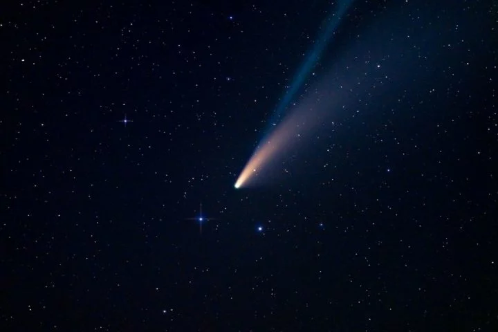 Um cometa gigante vai passar pela Terra pela primeira vez em mais de 70 anos. E poderá ser visto a olho nu, no Brasil, entre os dias 21 e 23 de abril. A recomendação é ficar num local bem escuro para avistá-lo.  -  (crédito: Justin Wolff Unsplash)