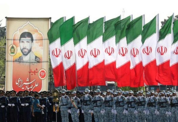 Soldados iranianos participam de desfile militar durante cerimônia que marca o dia anual do exército do país em Teerã, em 17 de abril de 2024. -  (crédito: ATTA KENARE / AFP)