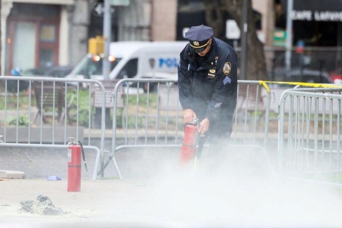 Homem jogou panfletos no ar antes de se incendiar -  (crédito: Reuters)