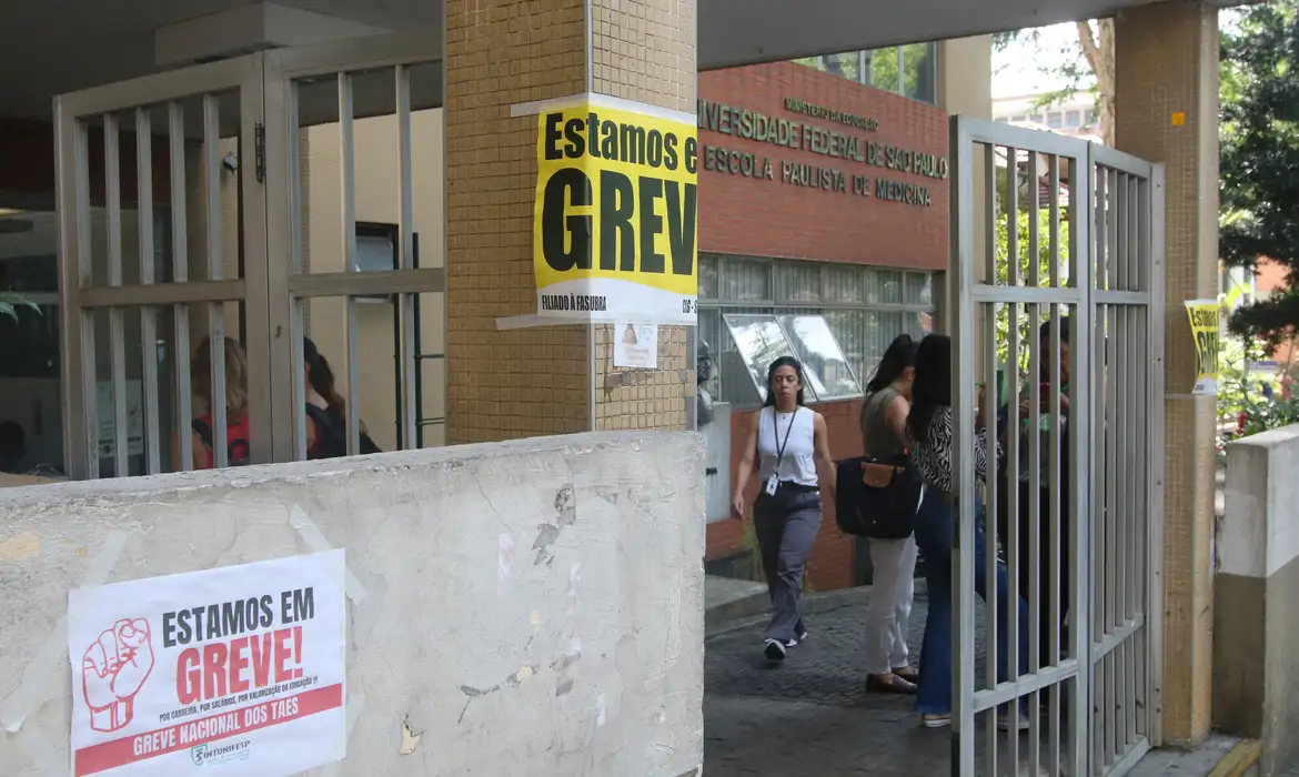 Governo propõe a servidores da educação reajuste de 9% em 2025 -  (crédito: EBC)