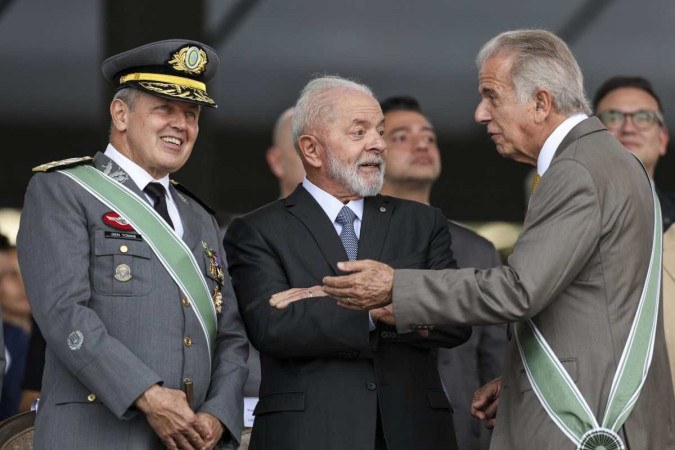 Presidente Lula entre o comandante do Exército, general Tomás Paiva (esquerda), e o ministro da Defesa, José Múcio, em cerimônia em frente ao QG da Força -  (crédito: Marcelo Camargo/Agência Brasil)