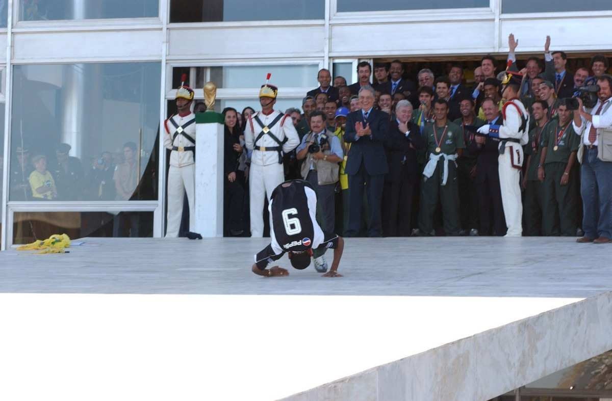 Na cerimônia de homenagem aos jogadores que conquistaram o penta, em 2002, Vampeta foi a estrela principal ao, espontaneamente, dar uma cambalhota na rampa do Palácio do Planalto     