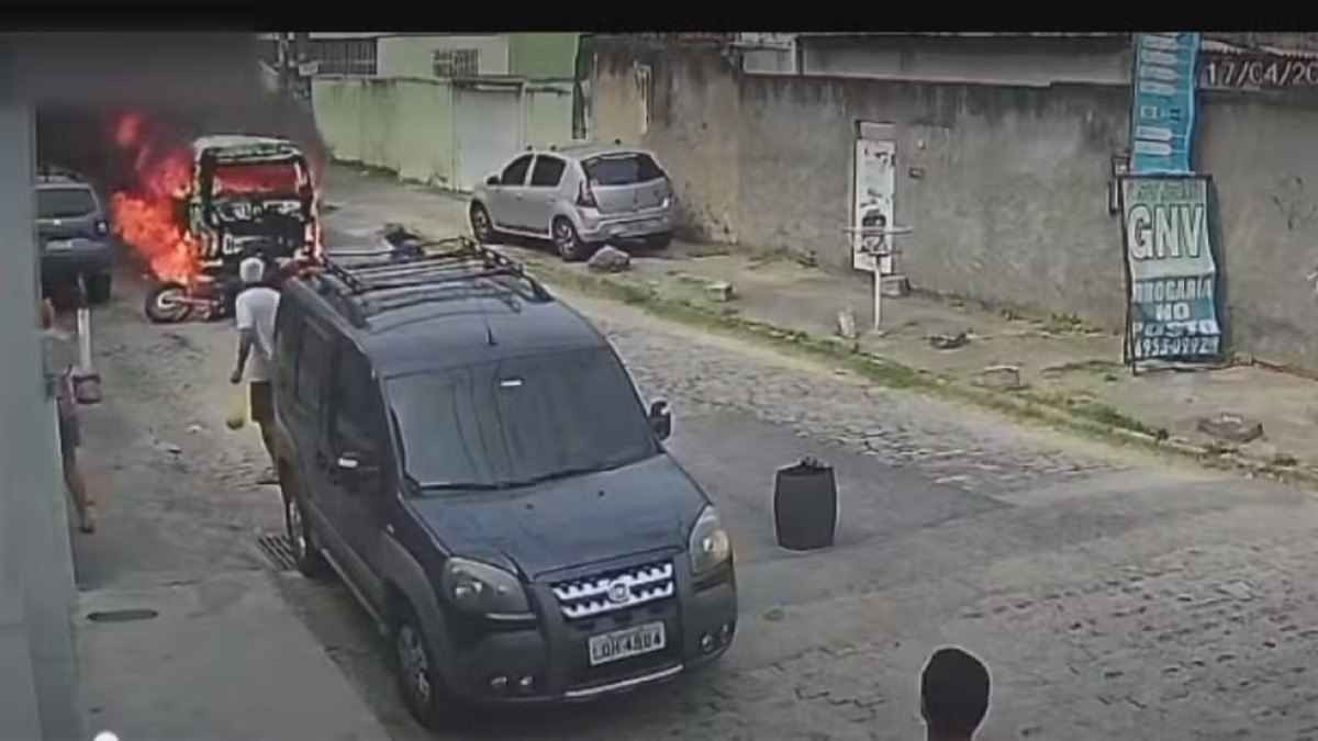 Homem é atropelado por kombi em chamas no Rio de Janeiro
