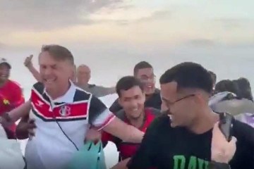 Bolsonaro se desequilibrou com a batida da onda, mas logo em seguida riu e continuou a convidar para a manifestação -  (crédito: Reprodução/Redes sociais)