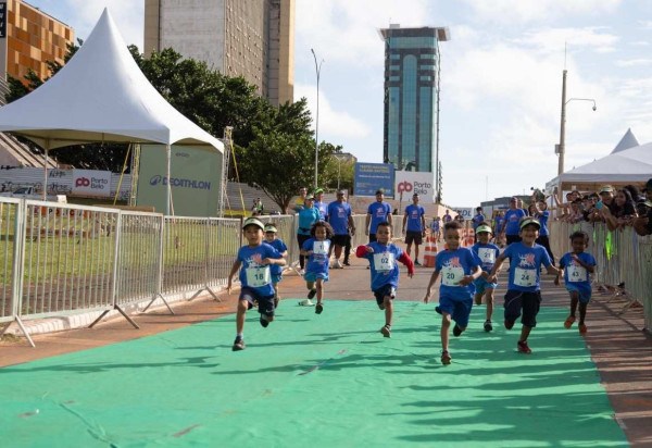 O instituto ASCAPI – Atletismo Paranoá/Itapoã-DF trouxe 50 crianças, de idades entre 3 e 11 anos -  (crédito: Mari Campos/CB)