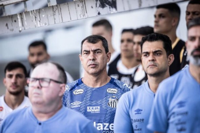 Carille observa jogo do Santos contra Paysandu e mexe na equipe após sucessão de erros  -  (crédito: Foto: Raul Baretta/ Santos FC)