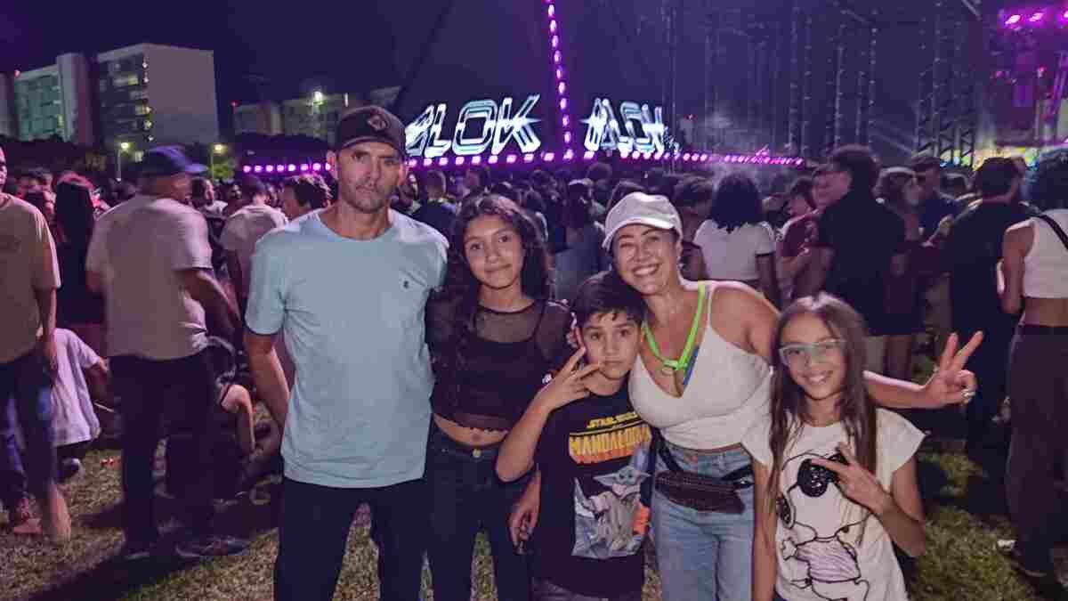 Moradora de Ceilândia, Lady Armond, 45, trouxe a filha de 9 anos anos e os sobrinhos, 9 e 13, para curtir a performance do DJ -  (crédito: ED ALVES/CB/D.A.Press)