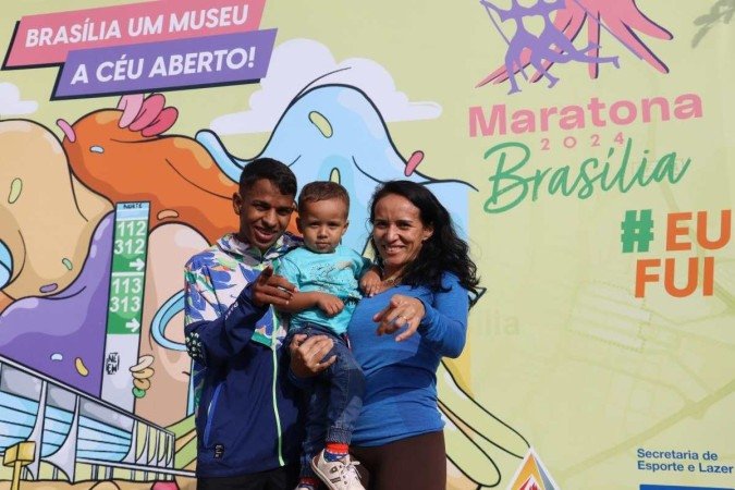  Brasília, 20.04.2024-Maratona Brasília 2024, prova de 21 k. Na imagem o primeiro colocado da categoria masculina, Gustavo Barros de Souza, com a esposa Keila Abreu e o filho Gustavo Barros Abreu.Foto Luís Tajes/CB
    