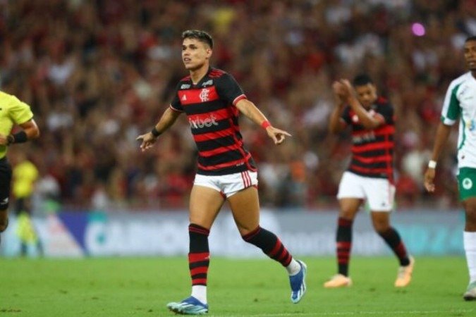 Momento em que Luiz Araújo chuta para o primeiro gol do Flamengo contra o São Paulo -  (crédito: Foto: Gilvan de Souza / CRF)