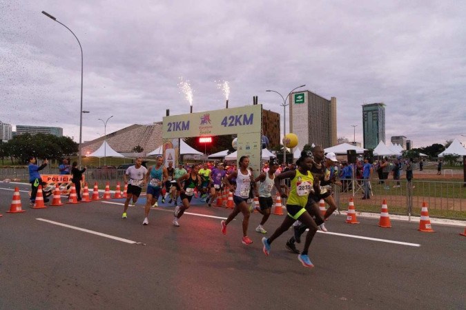 Meia-maratona de Brasília ocorreu neste sábado (20/4) -  (crédito: Mari Campos/CB)