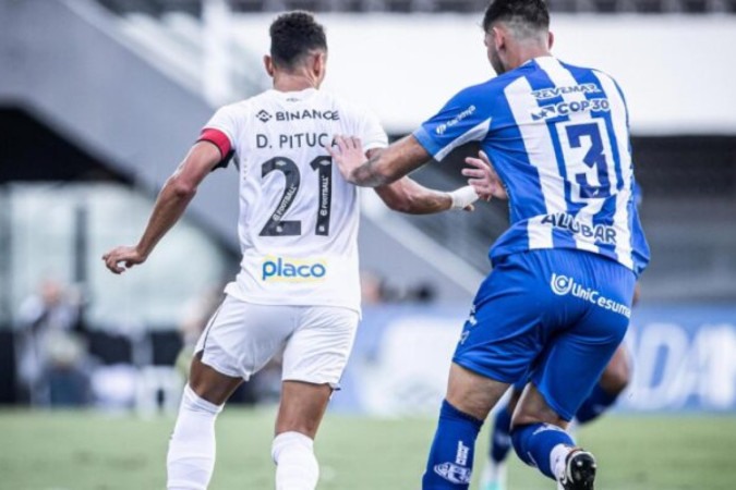 O santista Pituca recebe a marcação de Quintana durante o duelo entre o Peixe e o Paysandu -  (crédito: Foto: Quintana Divulgação / Santos)